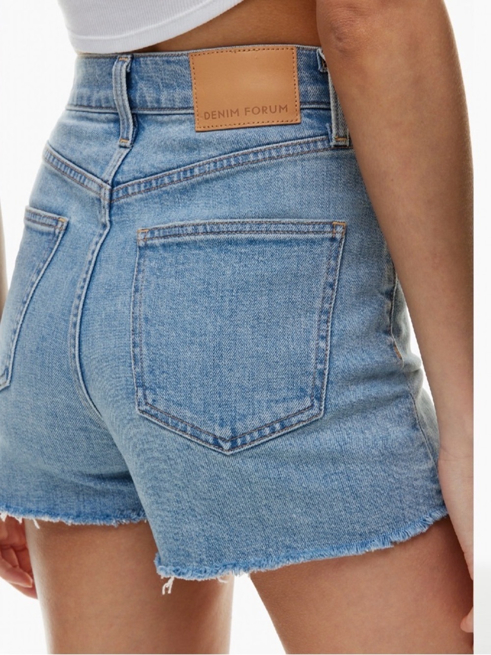 🆕 NWT Denim Forum The '50s Arlo Hi-Rise Denim Short Frayed in 7 Yrs Bleu Taboo - Picture 2 of 11